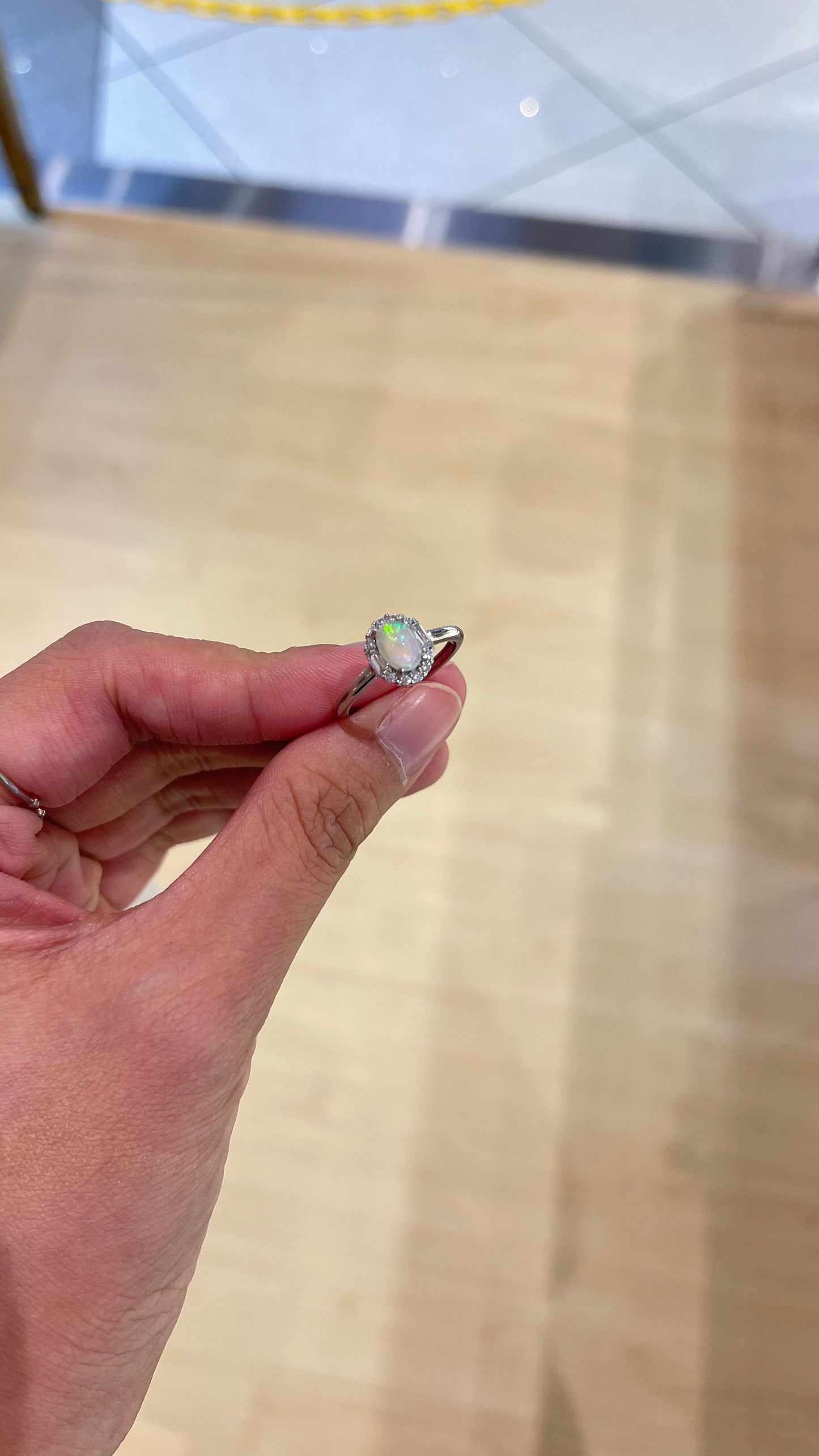 R0230 | White Opal